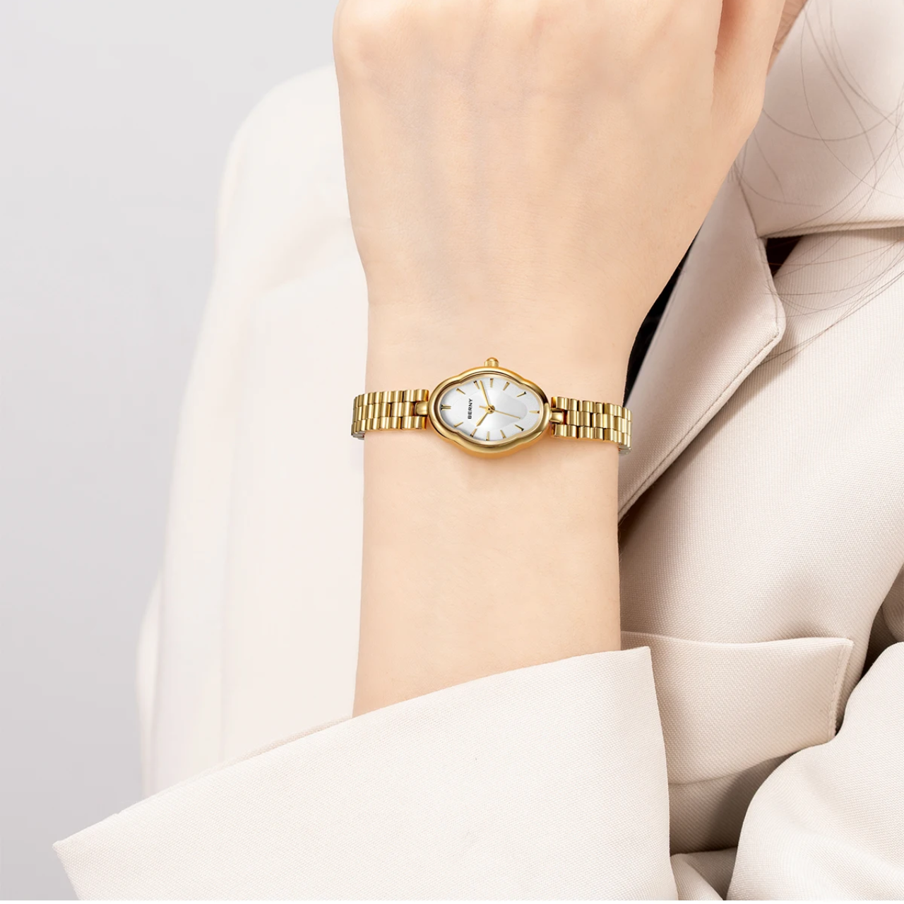 Elegant Gold Bracelet Watch for Women